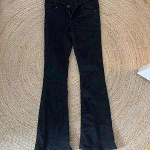 Svarta bootcut jeans från Blue Effect - Snygga svarta jeans från Blue Effect med bootcut passform, köpta second hand och passade inte därav säljer jag dem! Fint skick!🤗