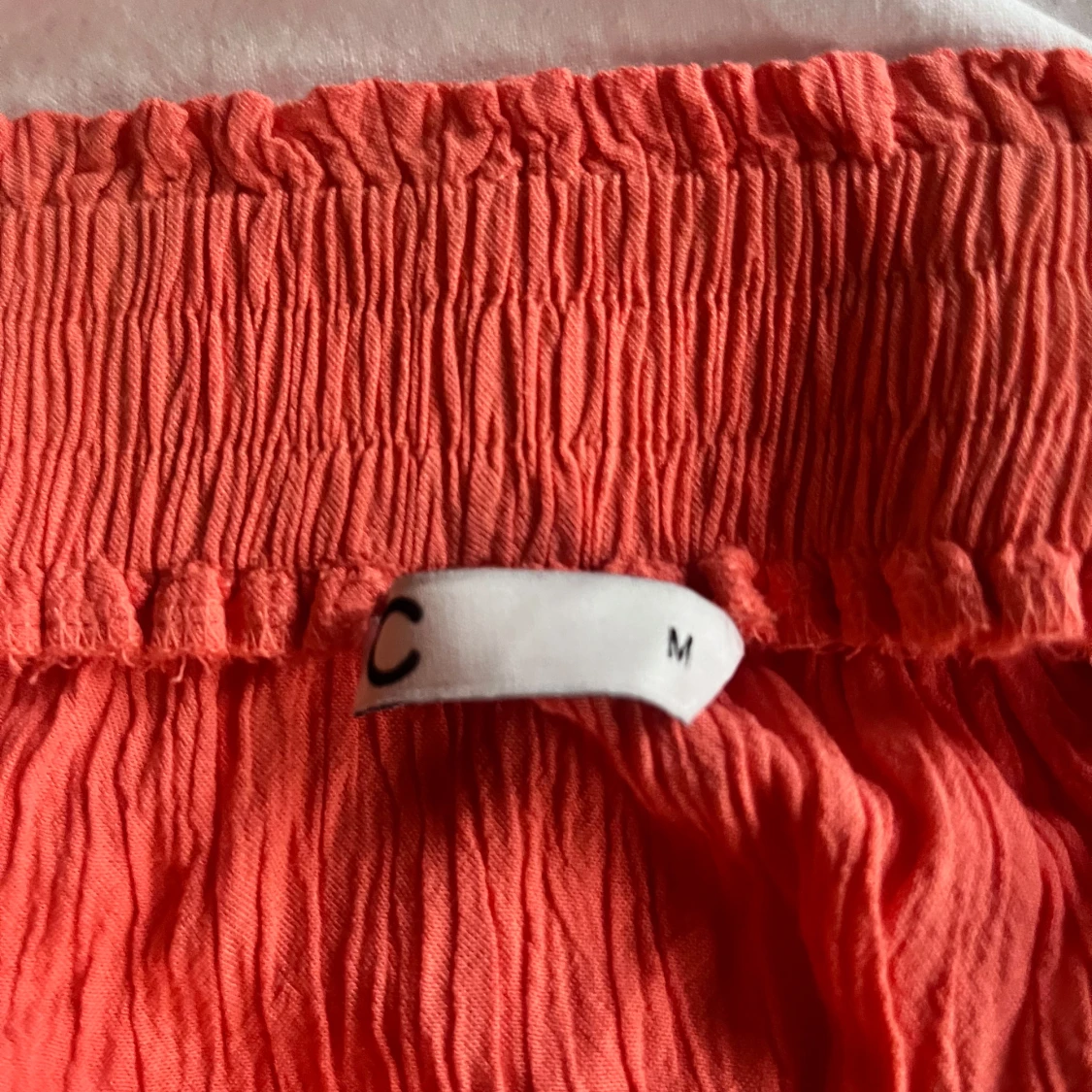 Korallfärgad volangkjol från Cubus - 1