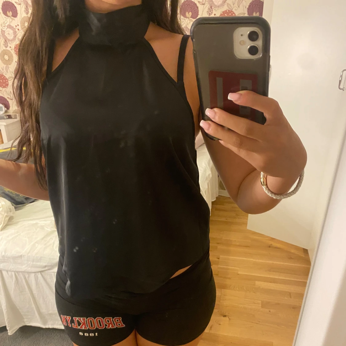 Svart polotopp med knyt i ryggen