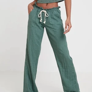 Roxy linnebyxor  - Snygga gröna linnebyxor. Byxorna har låg midja.  Jag köpte de här på plick. De är väldigt fint skick och har inga defekter! Passar perfekt i längden på mig som är 170