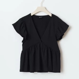 ‼️SÖKER‼️ - Skulle vilja köpa en sån här topp om någon säljer ifrån Gina Tricot som tyvär inte säljs längre ❤️ stoppen på hemsidan hette ”frill top” och jag har storlek XS-S om någon har den blusen i den storleken ❤️🙏🏼