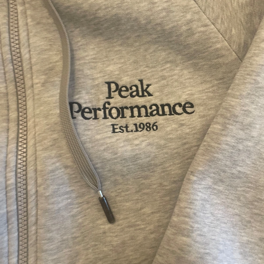 Grå hoodie från Peak Performance - 1