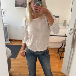 trekvarts tröja - tröja med trekvarts ärmar och ett något genomskinligt tyg💓 knappar i nacken