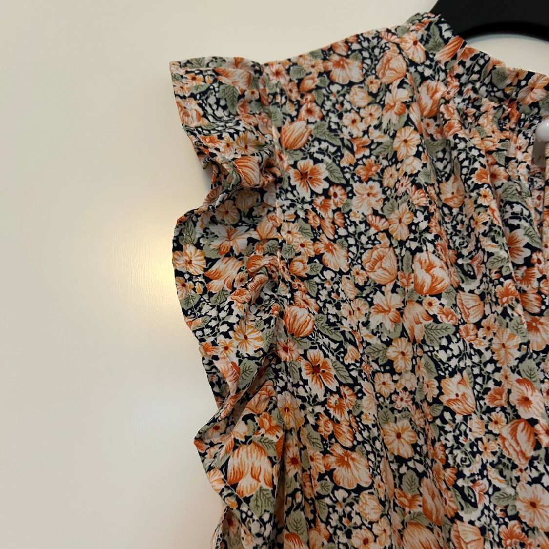 Blommig långklänning med volanger - 3