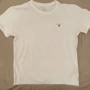 GANT T-shirt  - Klassisk vit T-shirt från Gant, logga på bröstet. Fräsch och tidlös design.