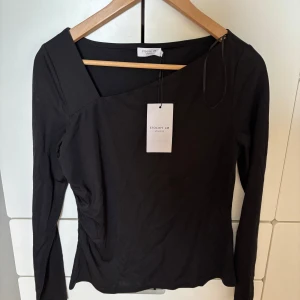 Tröja från STOCK LM STUDIO - En oanvänd tröja från STOCK LM. Ett basplagg med något lite extra. Prislappen är kvar. Nypris 399 kr.
