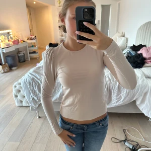 Beige långärmad topp  - Säljer en beige långärmad topp från ONLY i storlek S. Modellen är slim och har lätt puffade axlar som ger en snygg siluett. Materialet är mjukt och stretchigt. Rund halsringning och utan mönster. Använd fåtal gånger, tröjan har inga slitage. Men lappen med storleken sitter enbart fast på ena sidan. 