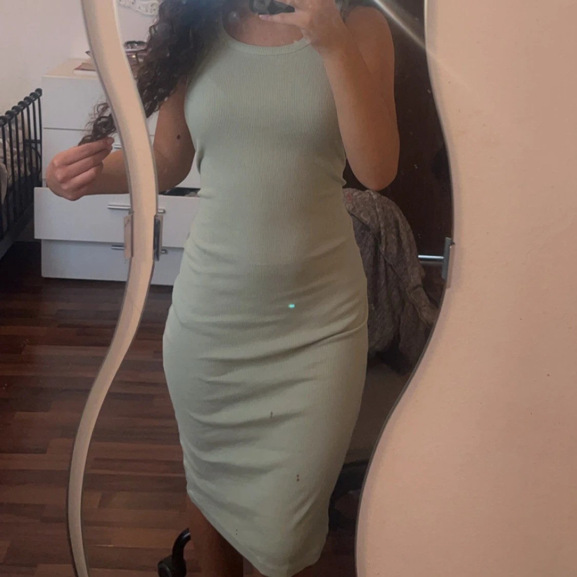 Ljusgrön ribbad klänning