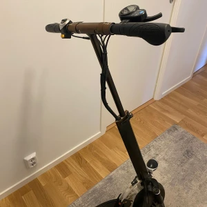 Joyor j15 - En scooter från joyor. Den kan åka upp till 45Km. Och räckvidden 45Km. Skicken är ganska bra men att Det är lite rostig där uppe. Och lampan fungerar inte heller. Du får laddare också! Mötas upp
