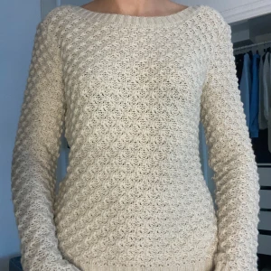 Stickad tröja - Jätte gullig stickad tröja men fina detaljer. Den är i mycket bra skick! Jag säljer den för att den inte passar mig riktigt! 😀