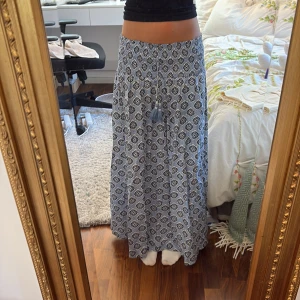 Blå mönstrad långkjol med snörning - Säljer denna blåa mönstrade långkjol från Gina Tricot. Har knappast använt den ❤️