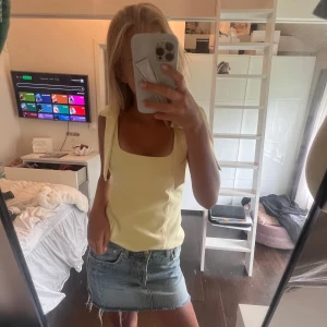 Gul topp💛 - Super gullig gul trendig topp från Zara. Helt slutsåld överallt. Nästan aldrig använd💛. 