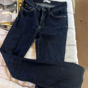 Mörka bootcut Gina Tricot - Fina mörka bootcutjeans från Gina Tricot i strl 34. Dem är i bra skick och är användbara till mkt, särskilt nu till hösten 🍁🍂💕