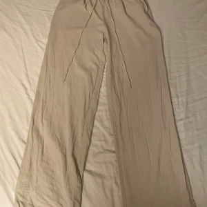 Beiga vida linnebyxor med snörning - Linnebyxor i storlek XS dom är vida o högmidjade/midwaist, inget problem med de är bara lite skrynkliga men de går bort när man stryker de. kunde inte ta bild eftersom det är för små för mig. Bra skick o jag står inte för frakten eller postens slarv 💕 