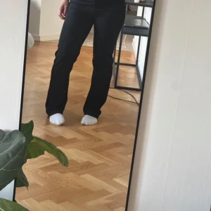 Svarta Kostymbyxor  - Svarta kostymbyxor från vero moda storlek M, i fint skick. Går att använda både hög- och lågmidjat. Långa i längden, då de passar mig som är 174 cm lång. 