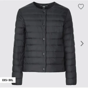 Jacka från Uniqlo - Säljer min assnygga svarta jacka ifrån Uniqlo då den är lite för liten för mig. Skriv privat för fler bilder💕