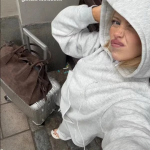 Grå hoodie från Gina Tricot - Supermjuk ljusgrå hoodie från Gina Tricot med huva. Super gosig och skön tillverkad i bomullsmix. Storlek S