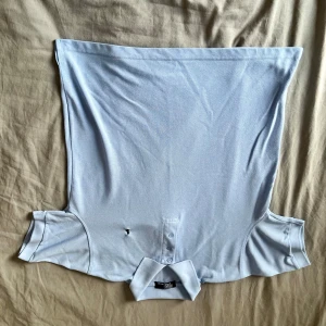 Ralph Lauren piké - Ljusblå Ralph Lauren piké, köpt begagnad. Saknar storlekslapp men passar som vanlig M. Bra skick utan synliga defekter. Klassisk och stilren.