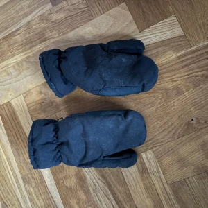 Svarta vinterridhanskar till salu - Svarta sköna vinterridhandskar med fluff i som håller dig varm om händerna i vinter