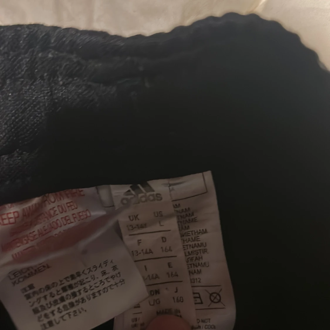 Svarta Adidas mjukisbyxor med vita ränder - 1