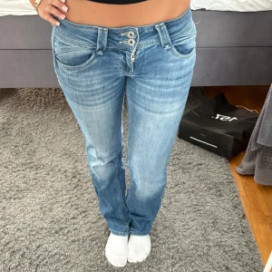Pepe Jeans blå midwaist - Säljer ett par blå jeans från Pepe. 