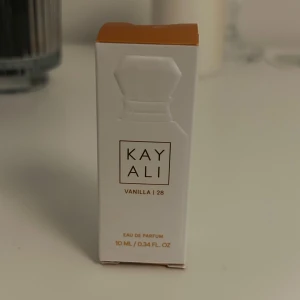 Kayali vanilla 28 - Kayali vanilla 28, köpt nyligen säljer pga ångrad köp. Oanvänd. Vid frågor, skriv gärna!💗Obs: det är 10 ML, alltså travel size ej fullsize.
