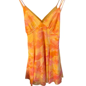 Orange & rosa kortklänning från Zara - Helt ny! Aldrig använd med lapp kvar. Köpt för 300kr🧡🍑Har storlek S i vanliga fall men tyckte M passa bättre vid bysten 