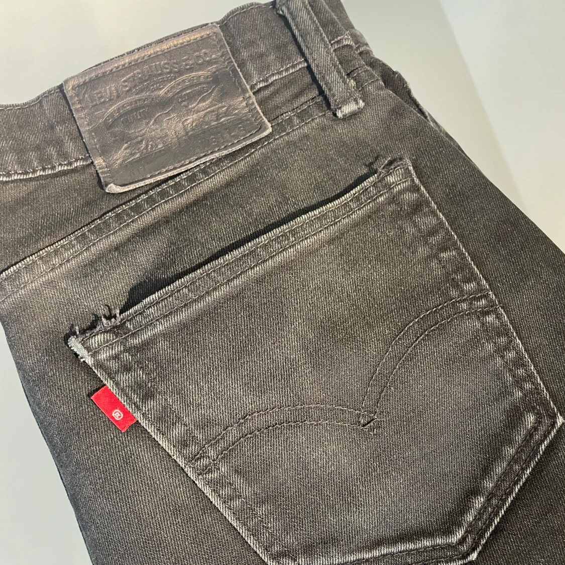 Svarta Levis jeansbyxor - 1