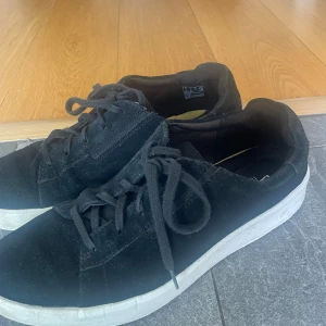 Svart skor! - Snygga svarta sneakers märker Clarks🫶🏼basic och andvändbara!