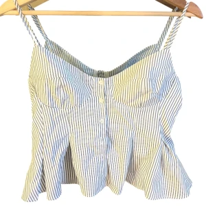 Söt topp från Zara - Superfin randig topp från ZARA. Lappen kvar!!! Passar mig som bär S i vanliga fall 