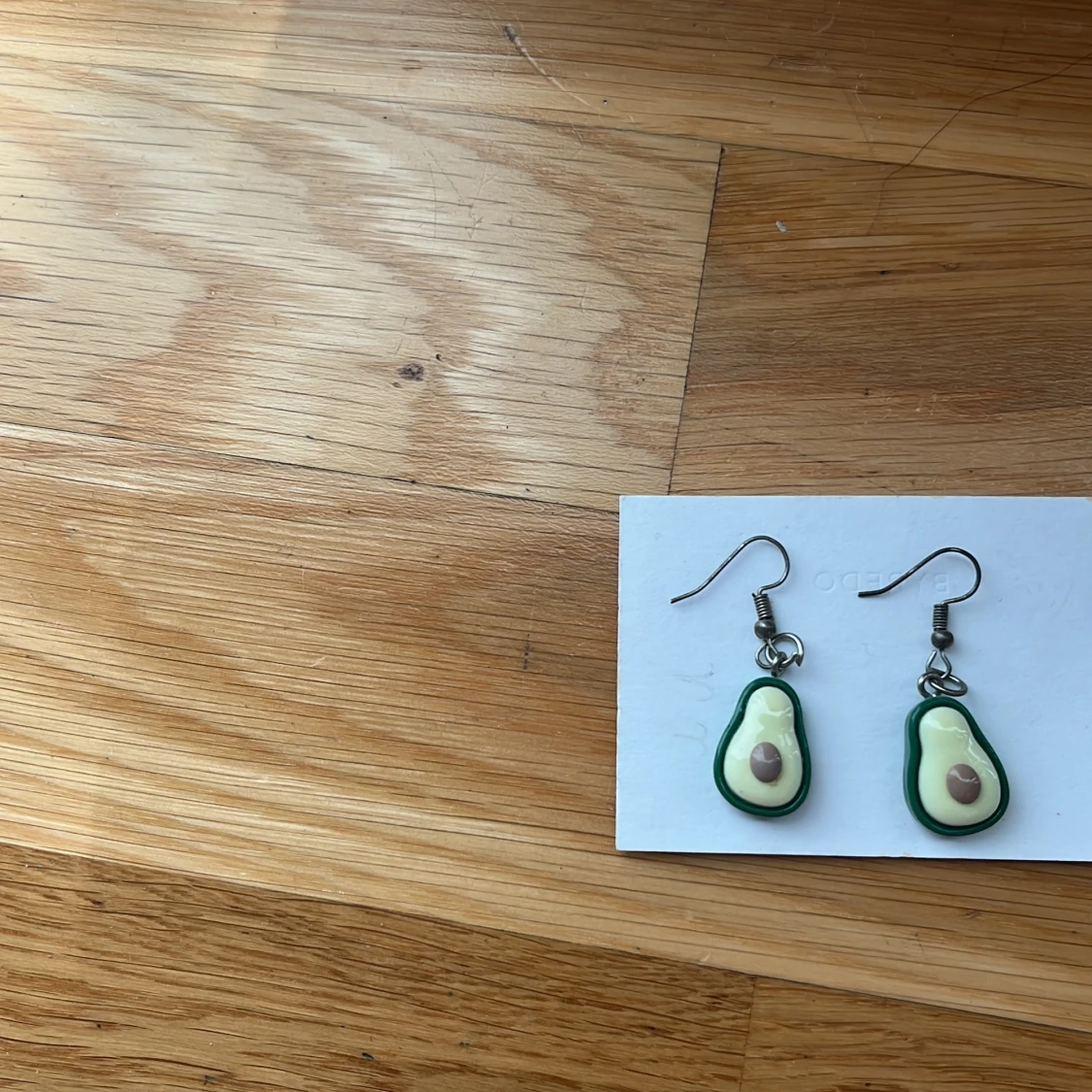 Avokado örhängen med grön kant - 1