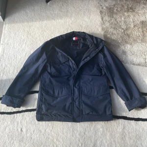 Tommy Hilfiger Field Jacket - Tommy Hilfiger Field Jacket | Storlek: XS men passar också S - Jackan är i mycket bra skick utan defekter - Skick: 9/10 - Nypris: 3599kr - Mitt pris: 1399kr!