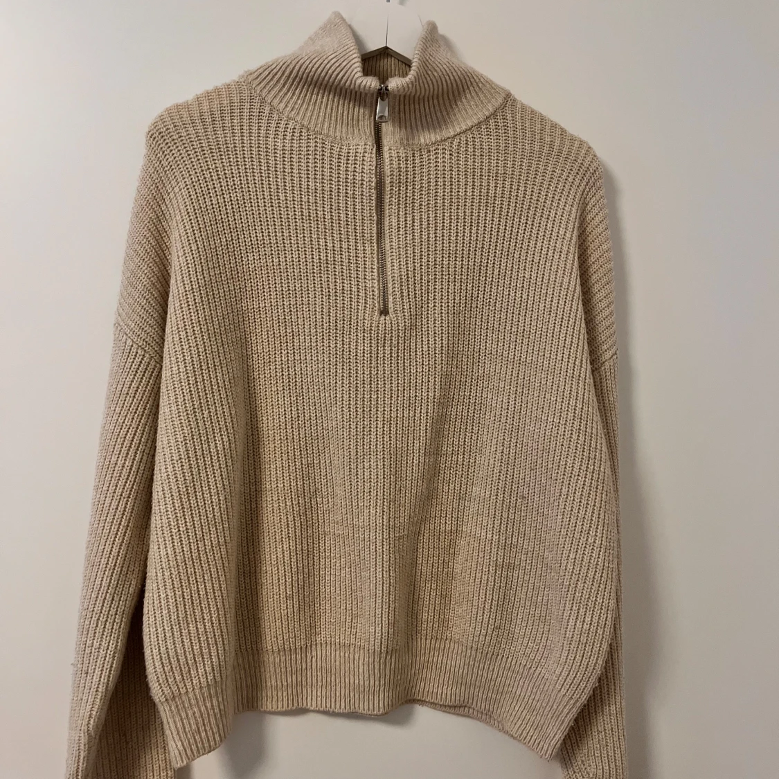 Beige stickad tröja med half zip
