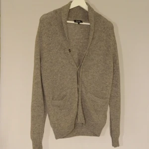 A.P.C Cardigan - A.P.C STICKAD CARDIGAN  Storlek : S  Passform : Normal  Mått : A = 50CM - B = 66CM  Material : 100% wool  Användning : Tröjan är i mycket fint skick utan defekter  Nypris : Cirka 2500 SEK