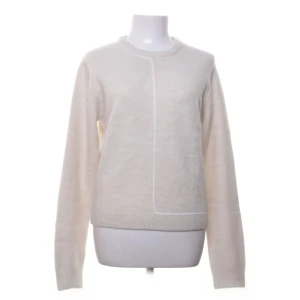 Jättesnygg beige stickad tröja från zara - Snygg beige stickad tröja från zara. Storlek M men sitter mer som S. Inga defekter💗