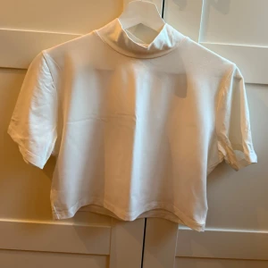 Vit polotopp Bik Bok  - Säljer min snygga vita polotopp från Bik Bok i storlek XL. Men den sitter verkligen som storlek S-M💞💞💞 