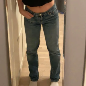 blå zara straight jeans - Raka mörkblå jeans från zara💗