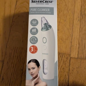 Porrengörare - Porrengörare med vakuumteknik från SilverCrest. Vit med grå detaljer, digital display och tre intensitetsnivåer. Laddas via USB och har utbytbara munstycken. Perfekt för djuprengöring av huden och att ta bort pormaskar. Vågar inte använda den för jag har rätt känslig hud☺️
