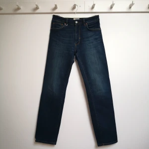 Jeans från Neuw Stockholm - Nya mörkblå jeans från Neuw Stockholm. Modell Mica, Mid Straight leg Selene. Dark Vintage Indigo. Storlek W 28 L 32. Nypris 1499 kr. Innerbenslängd 83 cm. Byxorna är nya, hann att ta av lapparna innan jag insåg att de inte passade bra i midjan då de är för stora, så de gick inte att returnera till butiken. Mica Straight är har bekväm stretch, Neuw Denims signatur reparationssöm och fob-ring. Färg: Selene Dark Vintage INDIGO, straight fit, raka ben. Modellen liknar Levi's Ribcage Straight jeans. 