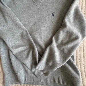 Sweatshirt från Ralph Lauren  - Säljer en riktigt fet tröja från Ralph Lauren, tröjan är i väldigt bra skick. Säljer den pga av att den är liten på mig. Kontakta mig vid frågor!🤙