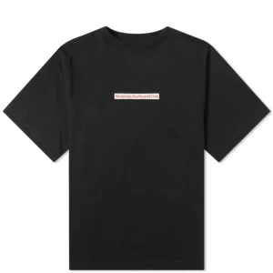 Svart t-shirt Stockholm Surfboard Club - Svart t-shirt från Stockholm (Surfboard) Club med vit patch och röd text på bröstet. Klassisk passform med rund hals och korta ärmar. Tillverkad i mjuk bomull. Size S. 