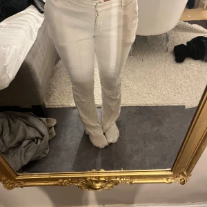 Vita linnebyxor med rak passform - Snygga vita linnebyxor med rak passform och klassisk dragkedja framtill. Byxorna har en enkel och stilren look som passar perfekt till sommaren. Lätta och luftiga, perfekta för varma dagar.