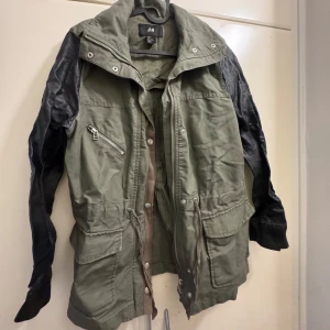 Grön jacka  - En röd jacka i stl 38 som är i väldigt bra skick säljs för 150 kr. 