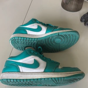 Nike Jordan 1 Low new emerald  - Nike Jordan 1 Low. Inte jätte bra sick men säljer pågrund av dom är för små och inte min stil längre.sulerna saknas 