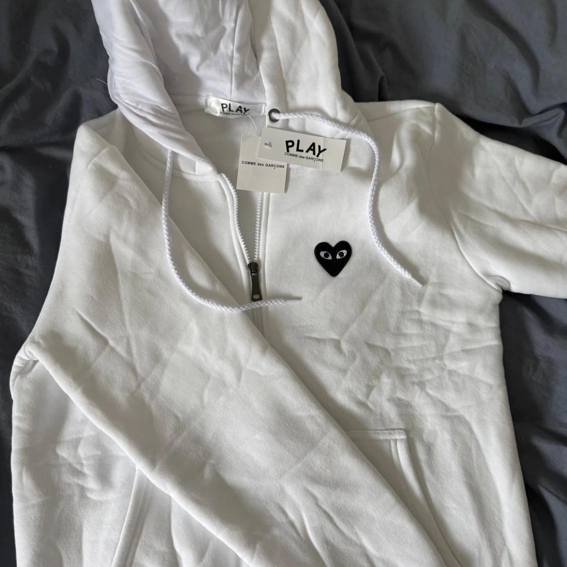 Vit hoodie från Comme des Garçons Play