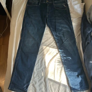 Replay anbass slim fit - Ett par replay jeans i modellen anbass som då är slim fit i storlek 33/30. Dom är endast testade så typ helt nya