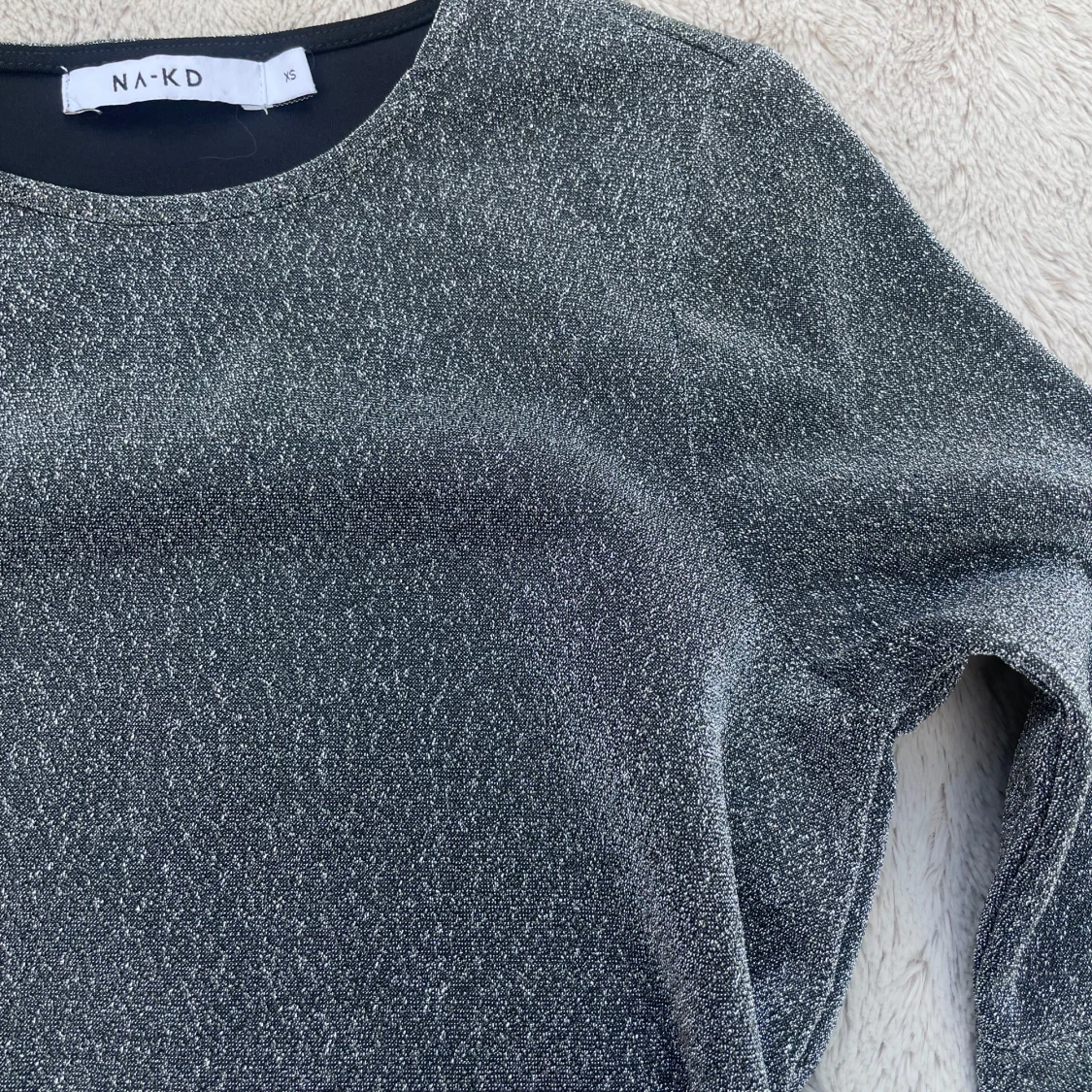 Glittrig silvertröja från NA-KD - 3