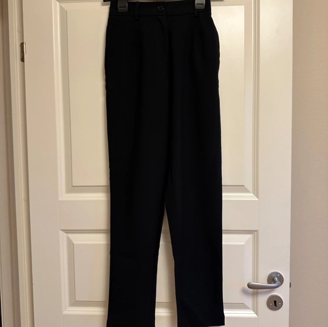 Svarta kostymbyxor med raka ben