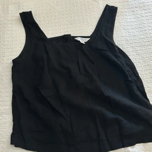 Svart cropped linne - Jag säljer ett svart linne köpt nyligen utomlands, aldrig använt. Jag skickar gärna fler bilder☺️