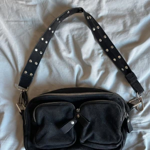 Väska Gina Tricot  - Säljer en slutsåld svart väska ifrån Gina Tricot! Använd 2 gånger. Längre band tillkommer! Nypris 499 kr